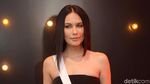 Makin Seksi, Sophia Latjuba Pamer Paha Mulusnya
