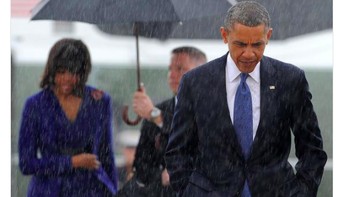 Bahkan Obama pernah memilih tak berpayung demi istrinya, seperti dikisahkan netizen ini. Foto: istimewa