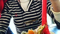 Meski sudah menjadi aktor terkenal, Orlando tetap dekat dengan sang ibu. Bahkan Orlando sering menemani sang ibu memasak hidangan favoritnya. Foto: Instagram @orlandobloom