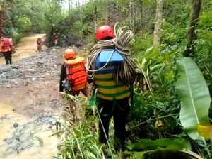 Wanita Pengendara Motor Hanyut Terseret Banjir di Pangandaran