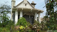 Inilah Gedung Bohemian Rapsody yang berada di Desa Garum, Blitar. Bangunan mirip gereja ini ikutan viral berbarengan dengan film Bohemian Rhapsody yang menceritakan vokalis legendaris Queen, Freddie Mercury. (Erliana/detikTravel)