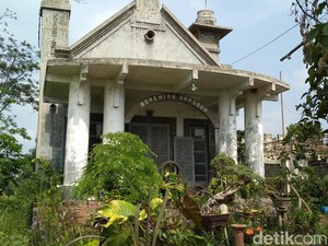 Gedung Bohemian Rapsody yang Berhantu &  Jadi Viral di Blitar