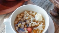 Restoran Waroeng Kita punya beberapa cabang di Jakarta. Salah satunya di Sudirman. Di sini terkenal dengan menu sekotengnya yang tampil cantik. Selain itu tersedia juga wedang ronde dan wedang jahe. Foto: iStock/Instagram
