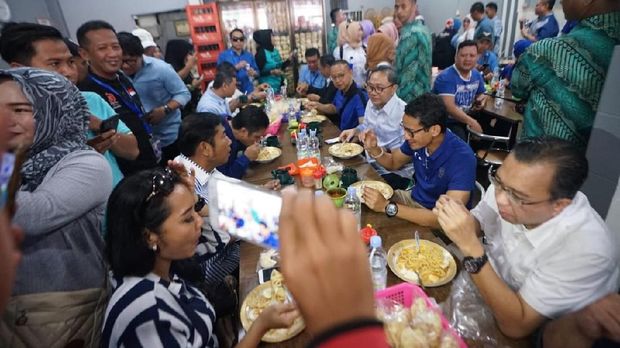 Sambil Santap Mi Celor Palembang, Sandi Bicara Lapangan Kerja