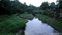 Hal itu berakibat meluapnya debit air dan menyebabkan banjir.