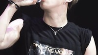 Banyak orang kepincut wajah manis pria 21 tahun ini. Di sela-sela manggung, Kang Daniel tak lupa banyak minum air mineral. Foto: Instagram kangdaniel_101