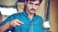 Menurut kamu bagaimana nih tampilan penjual Chai Wala atau teh khas India ini? Dengan tatapan yang tajam serta wajahnya yang tampan membuat penjual teh di Pakistan ini ramai dibicarakan. Foto: Istimewa