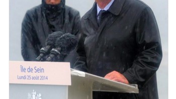 Netizen juga memajang foto mantan presiden Prancis, Jacques Chirac, tak peduli hujan. Foto: istimewa