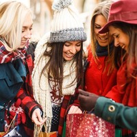 8. Hanya Karena MurahDengan alasan menghemat uang, banyak orang membeli barang-barang murah. Padahal barang murah belum tentu lebih baik karena bisa jadi tidak tahan lama. Sebaiknya lebih cermat dalam membeli barang. Tidak masalah membeli barang lebih mahal asalkan berkualitas. Foto: iStock