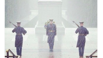 Para prajurit ini tak peduli hujan deras membasahi. Foto: istimewa