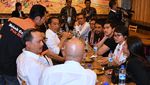 Jokowi dan Kaesang Makan Nasi Bebek Bareng WNI di Singapura