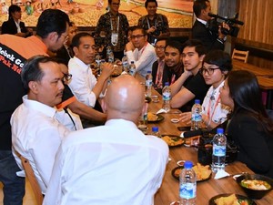 Jokowi Goda Kaesang: Sang Pisang Belum Ada di Singapura?