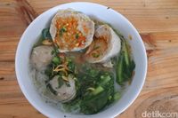 Gurihnya Bakso Rawit Tulang Sumsum dengan Potongan Daging Iga Sapi