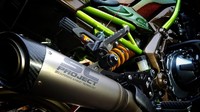  Mendukung daya peredaman yang maksimal, Micko membekali bagian belakang motornya dengan sokbreker Ohlins TTX Swedia. Dan dipungkasi dengan aplikasi knalpot titanium SC Project S1, dipadu header titanium pelangi R9, biar suara motor makin lantang.  Foto: Dok. Micko