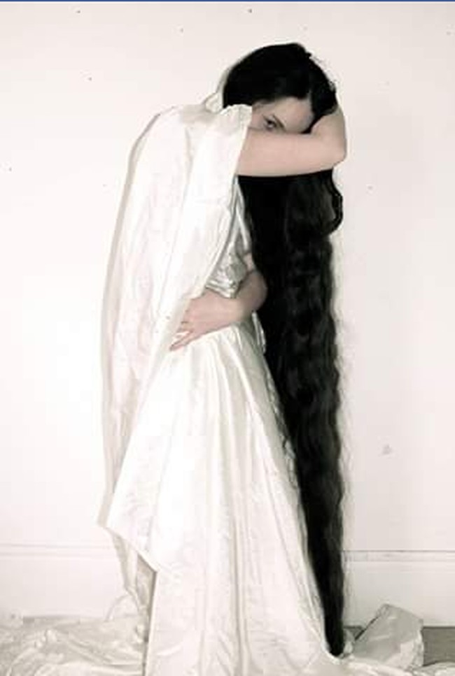 Ada keuntungan pasti ada pula kerugian dari punya rambut yang mencapai tanah. Frankie mengaku pernah rambutnya pernah terbelit kaktus yang menjadi mimpi buruk baginya. Foto: Facebook Floor-Length Frankie