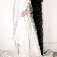 Ada keuntungan pasti ada pula kerugian dari punya rambut yang mencapai tanah. Frankie mengaku pernah rambutnya pernah terbelit kaktus yang menjadi mimpi buruk baginya. Foto: Facebook Floor-Length Frankie