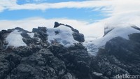 Es abadi tersebut berada di Puncak Jaya, Puncak Sumantri dan Puncak Carstensz Timur. Ketinggiannya mencapai 4.600-an mdpl (Afif Farhan/detikTravel)