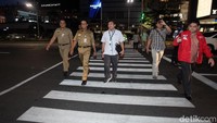 Anies meninjau pelican crossing di kawasan Bundaran Hotel Indonesia.