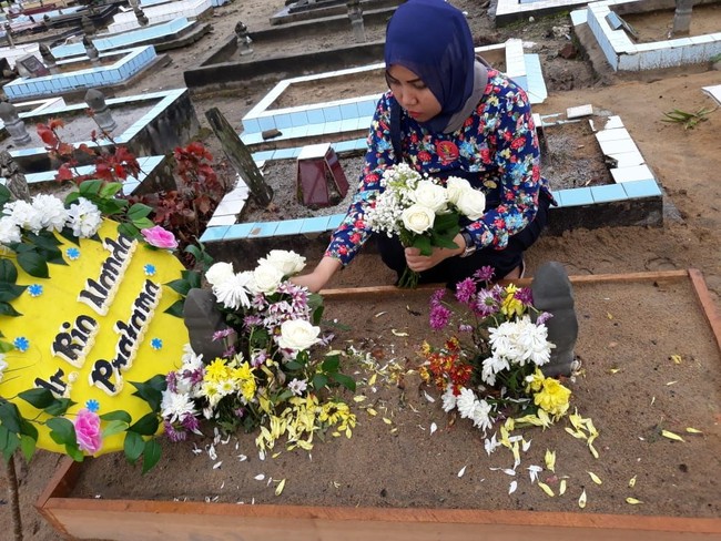 Iya telah saya kirimkan, langsung ke wa almarhum. Dan untuk bunga mawar segar juga telah saya antar sore nya ke peristirahatan almarhum, imbuh Intan. Foto: dok. Intan Indah Syari