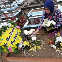 Iya telah saya kirimkan, langsung ke wa almarhum. Dan untuk bunga mawar segar juga telah saya antar sore nya ke peristirahatan almarhum, imbuh Intan. Foto: dok. Intan Indah Syari