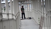 Para pekerja masih sibuk menyelesaikan pembangunan Skybridge Tanah Abang.