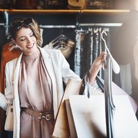 1. Efek DiderotEfek Diderot adalah ketika Anda membeli sesuatu yang baru hanya karena barang Anda yang lain terlihat usang ketika dibandingkan. Istilah ini berasal dari filosofer Denis Diderot. Denis pernah menerima banyak uang lalu menggunakannya untuk membeli gaun bagus. Setelah punya busana itu, ia pun terpaksa mengganti semua baju lamanya agar terlihat sama bagus. Foto: iStock