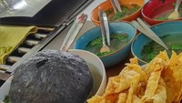 Yang juga bisa dicicip di Bakso Klenger adalah Black Dahsyat Meatball. Berupa bakso hitam ukuran 2 kg. Makannya juga bisa pakai pangsit goreng lho. Foto: Instagram baksoklenger