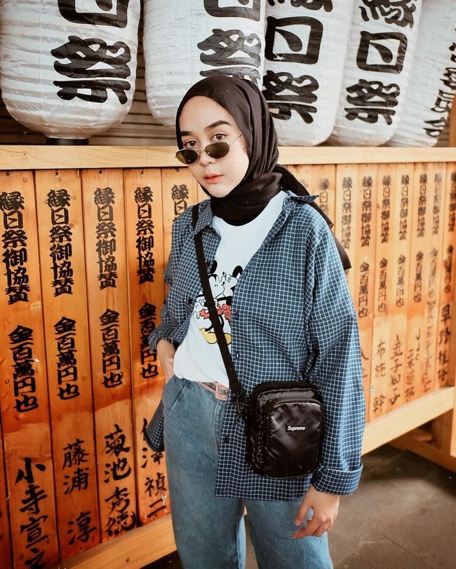 Lebih suka tampil boyish? Curi gaya Intan Hasanah ini. Kemeja bisa dijadikan outerwear dan dipadukan dengan kaos favoritmu. Padukan dengan celana kulot berbahan denim agar tampil stylish. Foto: Instagram/strngrrrr