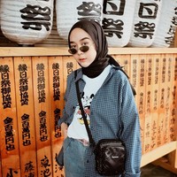 Lebih suka tampil boyish? Curi gaya Intan Hasanah ini. Kemeja bisa dijadikan outerwear dan dipadukan dengan kaos favoritmu. Padukan dengan celana kulot berbahan denim agar tampil stylish. Foto: Instagram/strngrrrr