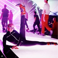 Berbagai pose sempat jadi tren di Instagram. Tren pose terbaru adalah Instasplit, di mana kaki dinaikkan ke atas lalu berpose fierce. Sejumlah artis seringkali pose dengan gaya kaki ditarik di atas ini. Seperti gaya Rita Ora ini yang percaya diri pose dengan kaki split di tengah panggung.  Foto: Instagram