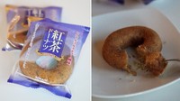 Jepang juga dikenal akan tehnya. Karena itu di sana ada Black Tea Donut. Camilan ini terbuat dari adonan donat yang dicampur dengan teh hitam. Terbayangkan aromanya donat ini. Pencinta teh wajib coba, ya! Foto: NextShark