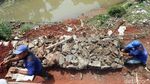 Puluhan Petugas Kebut Perbaikan Longsor di Setu Cipayung