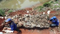 Jalan akan diperbaiki setelah pemasangan bronjong selesai yang diperkirakan memakan waktu hingga satu bulan.