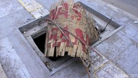 Beberapa penutup tersebut juga tampak rusak.