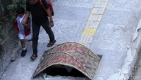 Para pejalan kaki pun harus ekstra waspada saat melintas.