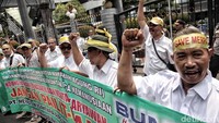 Begini penampakan aksi demo sejumlah mantan karyawan Merpati Airlines di depan kantor Kemenkeu, Jakarta, Selasa (13/11/2018).