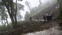 Warga menyelamatkan sejumlah benda dari rumah mereka pascatanah longsor yang terjadi di Desa Cibatu, Kabupaten Sukabumi.