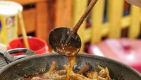 Ceker dengan saus pedas nendang ini juga jadi kuliner yang patut dicoba kalau ke Pasar Malam Sekaten. Seporsi ceker harganya Rp 10 ribu saja isi 5 ceker. Foto : instagram @mahasiswakulineran