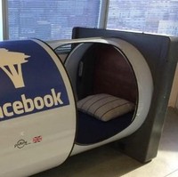 FacebookTak kalah dari Google, Facebook juga dikenal mendukung kesehatan para pekerjanya dengan mamberikan berbagai fasilitas. Salah satunya dengan menyediakan sleep pod. Meski sederhana, tempat tidur kapsul ini paling tidak bisa memberi kenyamanan untuk para pekerja beristirahat sejenak dari pada harus tidur di meja. Foto: Facebook