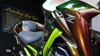 Tidak hanya itu, masih banyak part modifikasi plug n play yang ia beli dari bengkel Layz Motor. Seperti braket tabung rem Rizoma, accosato clutch control 24, skin guard speedometer, frame slider R&G, crashbar, sein kecil CNC depan, engine protector KMI, klakson denso, tank pad Z900, side pad R&G, single seater, rantai EK green 525, axle slider, dan pelindung knalpot prospeed. Foto: Dok. Micko