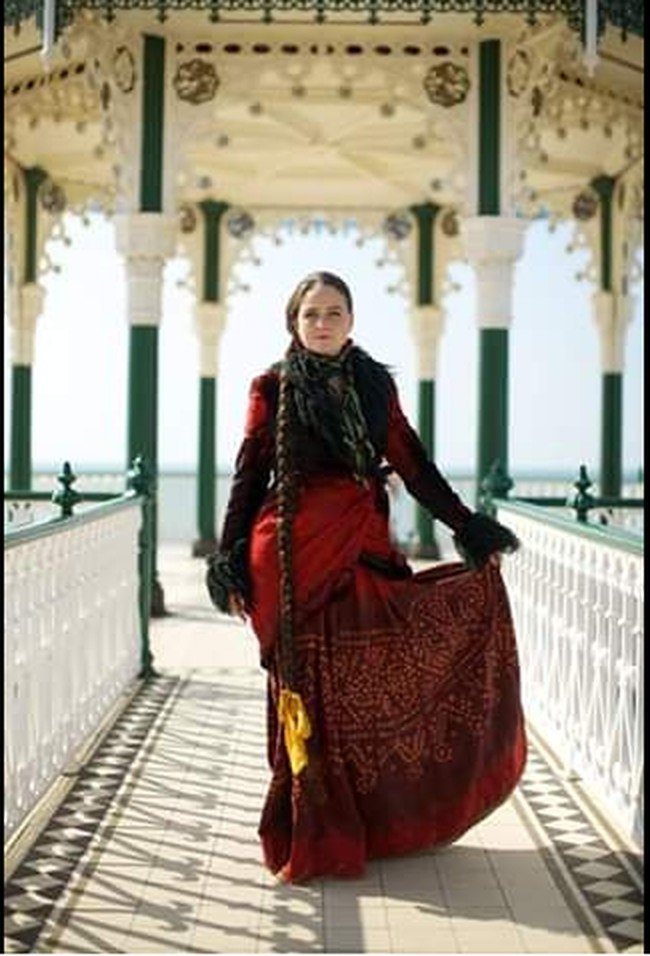 Saat menyisir rambutnya, Frankie butuh waktu satu setengah jam. Terdengar merepotkan, Frankie mengatakan jika hal tersebut adalah proses yang meditatif. Foto: Facebook Floor-Length Frankie