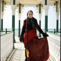 Saat menyisir rambutnya, Frankie butuh waktu satu setengah jam. Terdengar merepotkan, Frankie mengatakan jika hal tersebut adalah proses yang meditatif. Foto: Facebook Floor-Length Frankie