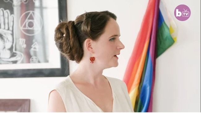 Sebagian orang mungkin merasa kurang nyaman dengan rasa berminyak dan aroma kulit kepala ketika tidak keramas. Namun Frankie justru suka bahwa ia bisa mencium aroma dari mahkotanya. Itu juga menyerap aroma dengan baik jadi kamu bisa seperti mengingat pernah ke mana dan bersama siapa, tambahnya. Foto: YouTube Barcroft