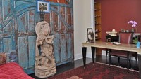 Di dalam rumah juga banyak patung-patung dan lukisan. Istimewa/Dok. Architectural Digest.