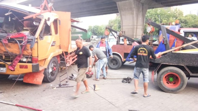 Truk Terguling di Koja Jakut, Lalin Tersendat Truk Terguling di Koja Jakut, Lalin Tersendat