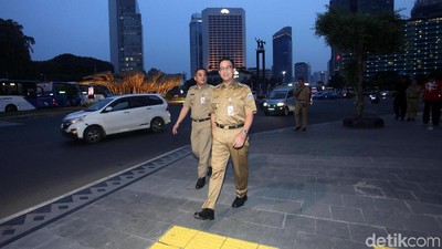 Tinjau Bundaran HI, Anies Semringah Banget