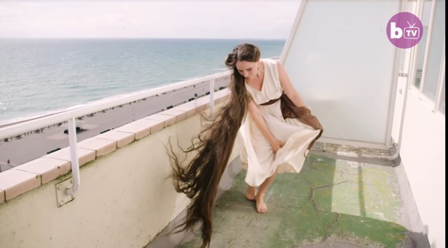 Ide untuk tidak cuci rambut awalnya dilontarkan oleh teman ibu Frankie. Ketika mencobanya pertama kali, Frankie pun mengaku sempat merasa gatal dan berminyak namun kini ia tak lagi merasa terganggu. Foto: YouTube Barcroft