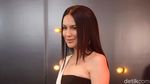 Makin Seksi, Sophia Latjuba Pamer Paha Mulusnya