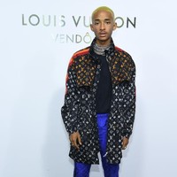 Louis Vuitton merupakan merek favorit Jaden Smith. Dia sering tertangkap kamera memakai busana dari brand high end tersebut. Jaden pun tidak pernah absen menghadiri fashion show Louis Vuitton di Paris. Foto: Getty Images