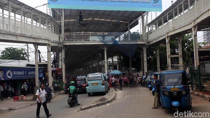 Skybridge awalnya selesai pada 15 Oktober 2018. Tapi kemudian Pembangunan Sarana Jaya selaku BUMD yang membangun skybridge kembali menunda hingga akhir November 2018.